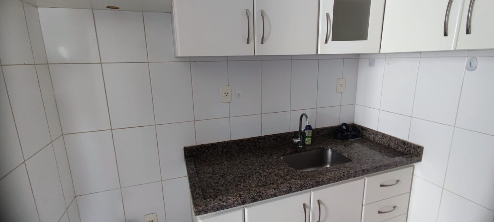 Cozinha separada com bancada em granito
