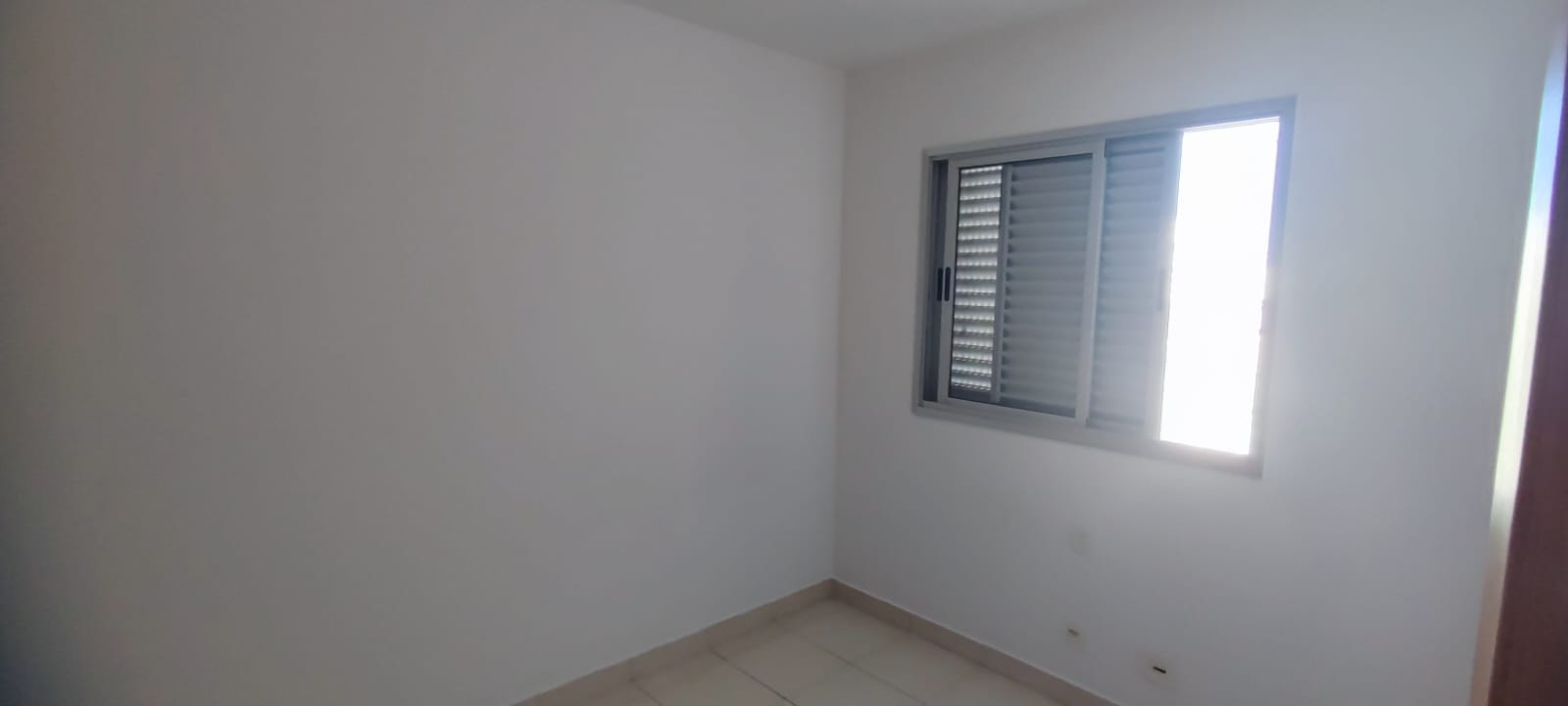 Quarto iluminado do apartamento