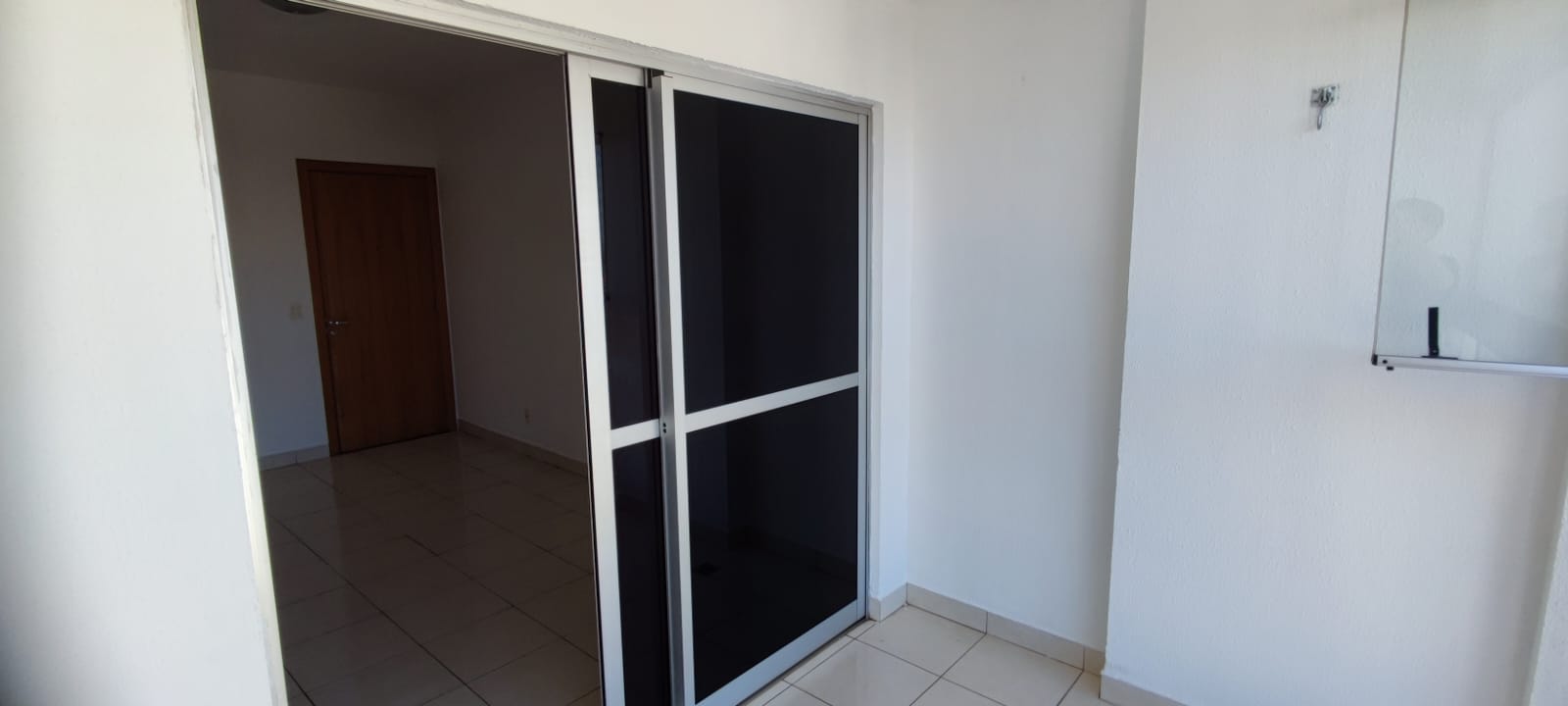 Varanda fechada com acesso à sala