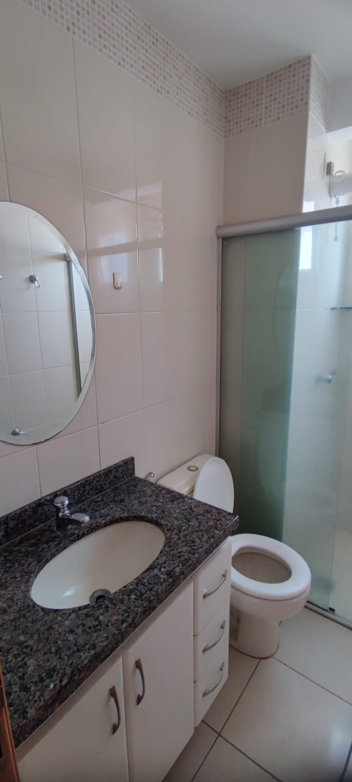 Banheiro da suíte com box de vidro