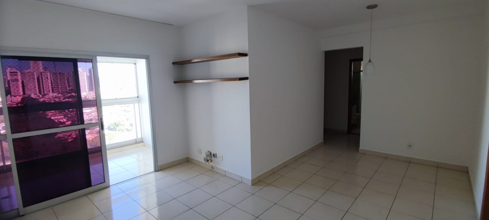 Sala integrada à varanda do apartamento Carpe Diem no Jardim Goiás