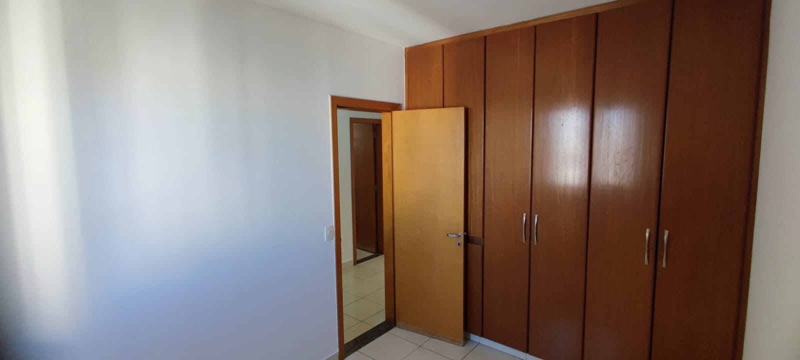 Quarto amplo com armário embutido