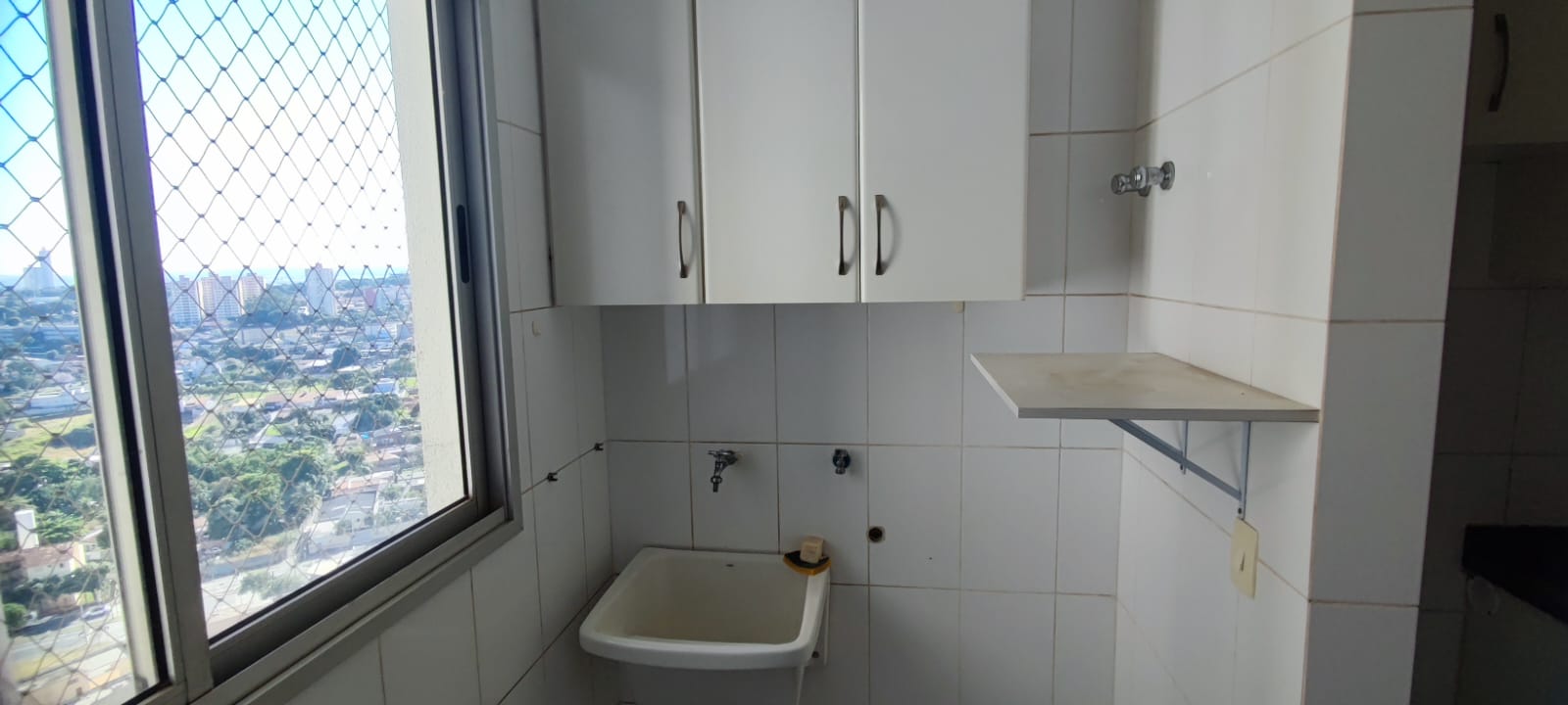 Área de serviço com armários e vista